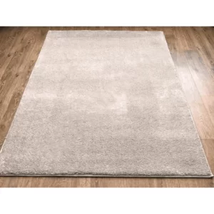 Montana light grey szőnyeg világosszürke színben. Sűrű szövésű, puha tapintású szőnyeg.