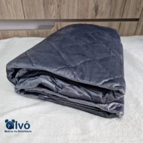 Kellemes, sötétszürke színű ágytakaró, amely 220x240 cm-es méretben kapható. Külseje puha plüssös anyagból készült, míg belseje gyengéd pamutvászon.
