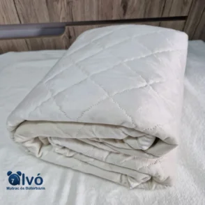Kellemes, világos bézs színű ágytakaró, amely 220x240 cm-es méretben kapható. Külseje puha plüssös anyagból készült, míg belseje gyengéd pamutvászon.