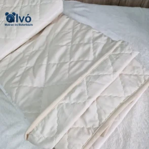 Kellemes, világos bézs színű ágytakaró, amely 220x240 cm-es méretben kapható. Külseje puha plüssös anyagból készült, míg belseje gyengéd pamutvászon.