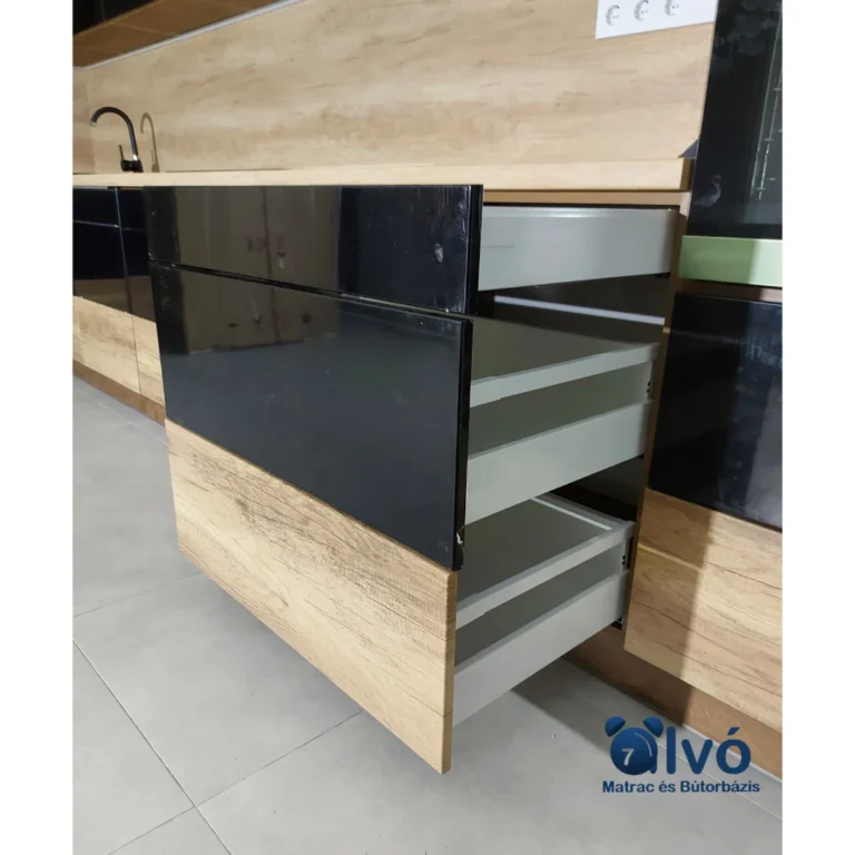 Itt a fiókboxok kihúzott állapotban láthatóak, illetve mindegyikük prémium minőségű blum vasalattal lett ellátva.