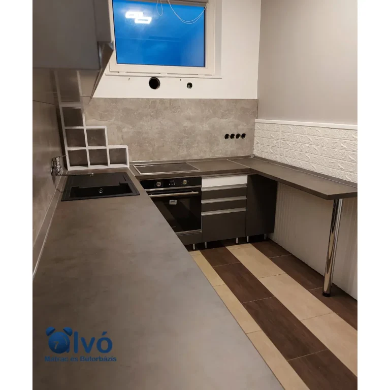 Erezett fehér és beton színű L alakú egyedi konyhabútor. A természetesség és az igazán modern stílus keverékének valódi példája.