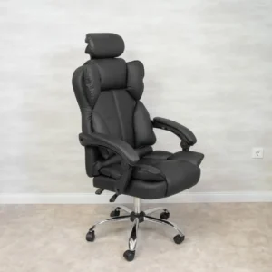Főnöki irodai szék, fekete színben. Ergonomikus, gerinchez illeszkedő kialakítása miatt valódi kényelmet biztosít! Dönthető háttámla és állítható magasság. A forgószék 130 kg-ig terhelhető!