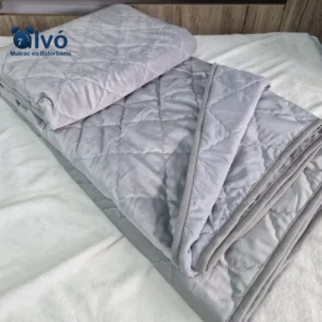 Kellemes, világosszürke színű ágytakaró, amely 220x240 cm-es méretben kapható. Külseje puha plüssös anyagból készült, míg belseje gyengéd pamutvászon.