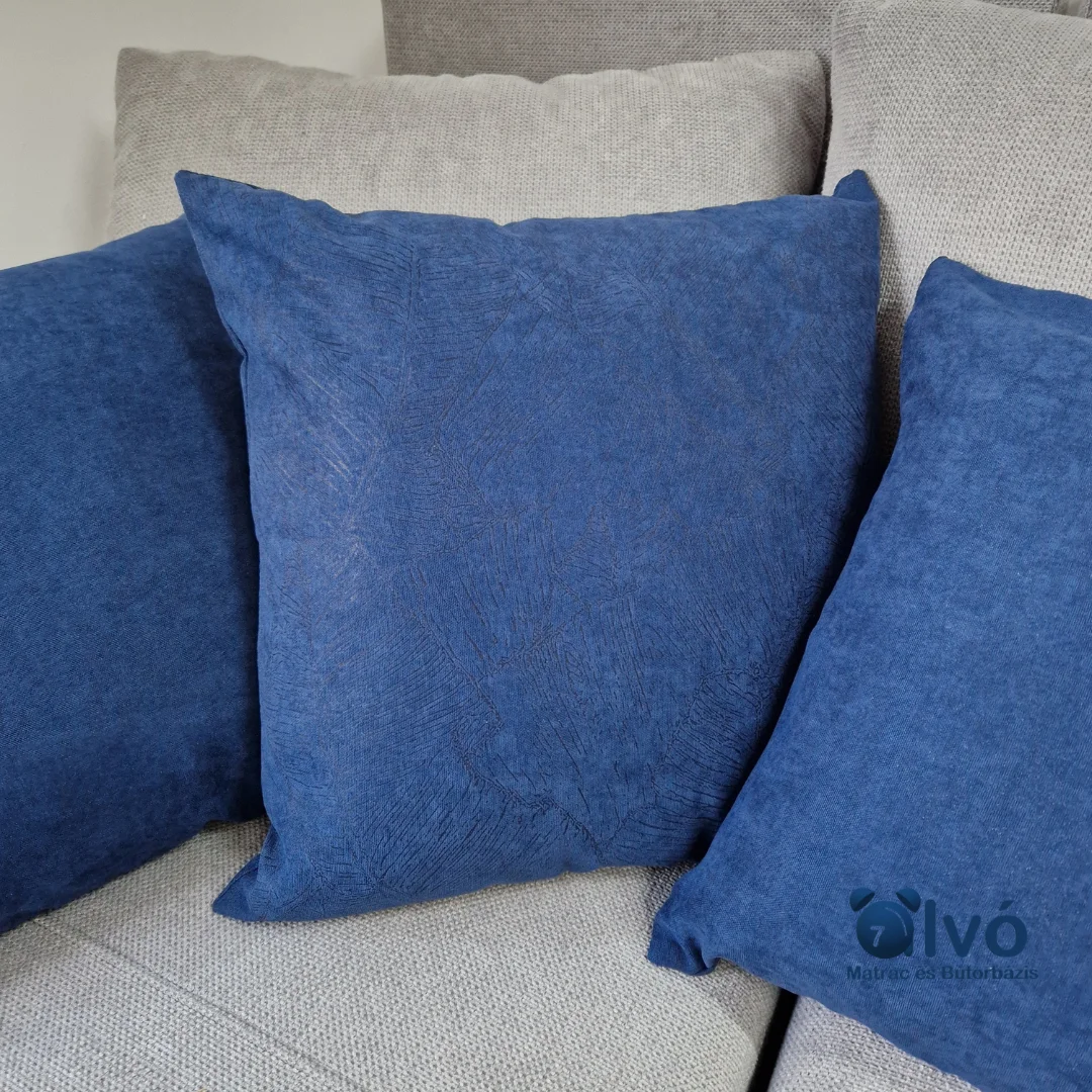 Kék 3 db-os díszpárnahuzat szett 45x45 cm-es méretben. 2 db egyszínű és 1 db mintás darabot tartalmaz a szett.