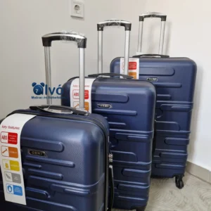 Az Ormi strapabíró gurulós bőröndszett, sötétkék színben. 4 db 360 fokban forgó kerék, ergonomikus kialakítás, TSA számzár, ütésálló, vízálló ABS anyag, ultra könnyű súly. A bőröndök külön-külön is megvásárolhatóak!