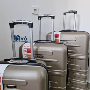 Az Ormi strapabíró gurulós bőröndszett, arany színben. 4 db 360 fokban forgó kerék, ergonomikus kialakítás, TSA számzár, ütésálló, vízálló ABS anyag, ultra könnyű súly. A bőröndök külön-külön is megvásárolhatóak!