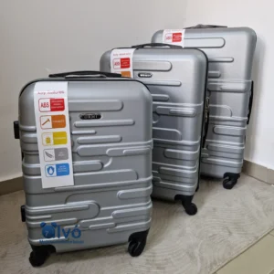 Az Ormi strapabíró gurulós bőröndszett, szürke színben. 4 db 360 fokban forgó kerék, ergonomikus kialakítás, TSA számzár, ütésálló, vízálló ABS anyag, ultra könnyű súly. A bőröndök külön-külön is megvásárolhatóak!