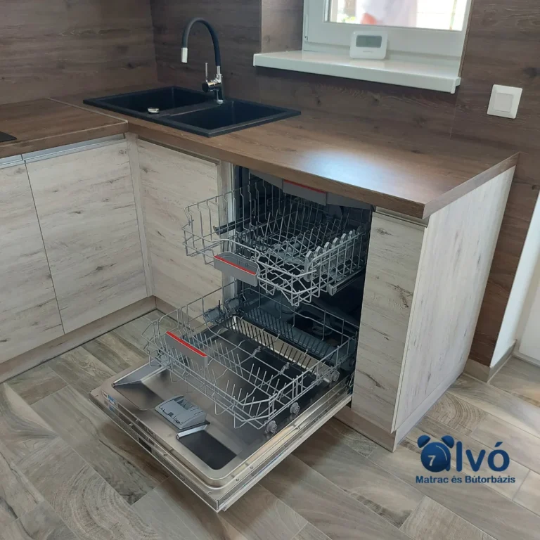 Cortona tölgy U alakú konyhabútor beépített mosogatógépe látható a képen.